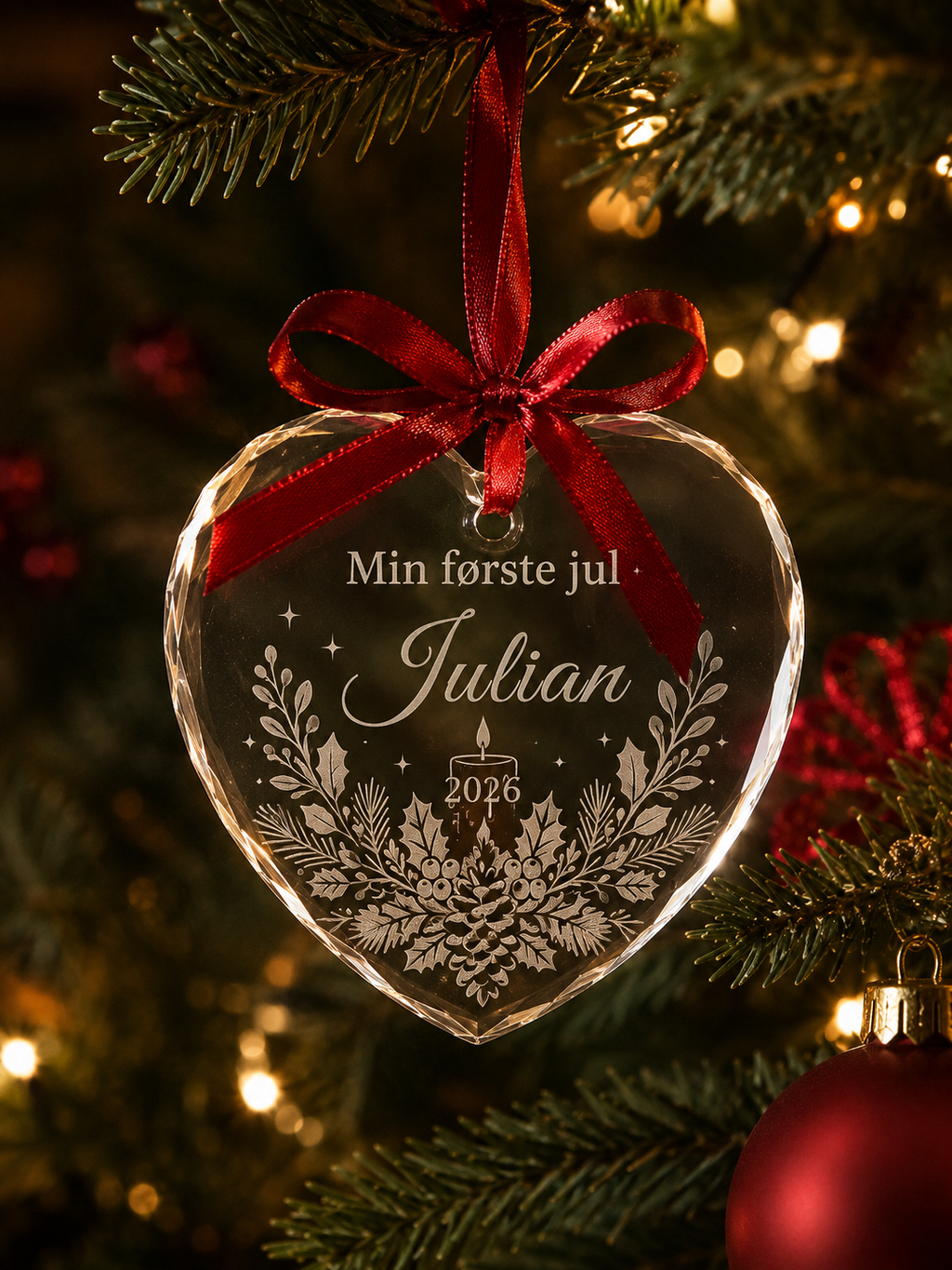 Hjerteformet krystall-juledekorasjon gravert med "Min første jul", navn og årstall - perfekt babys første jul-gave