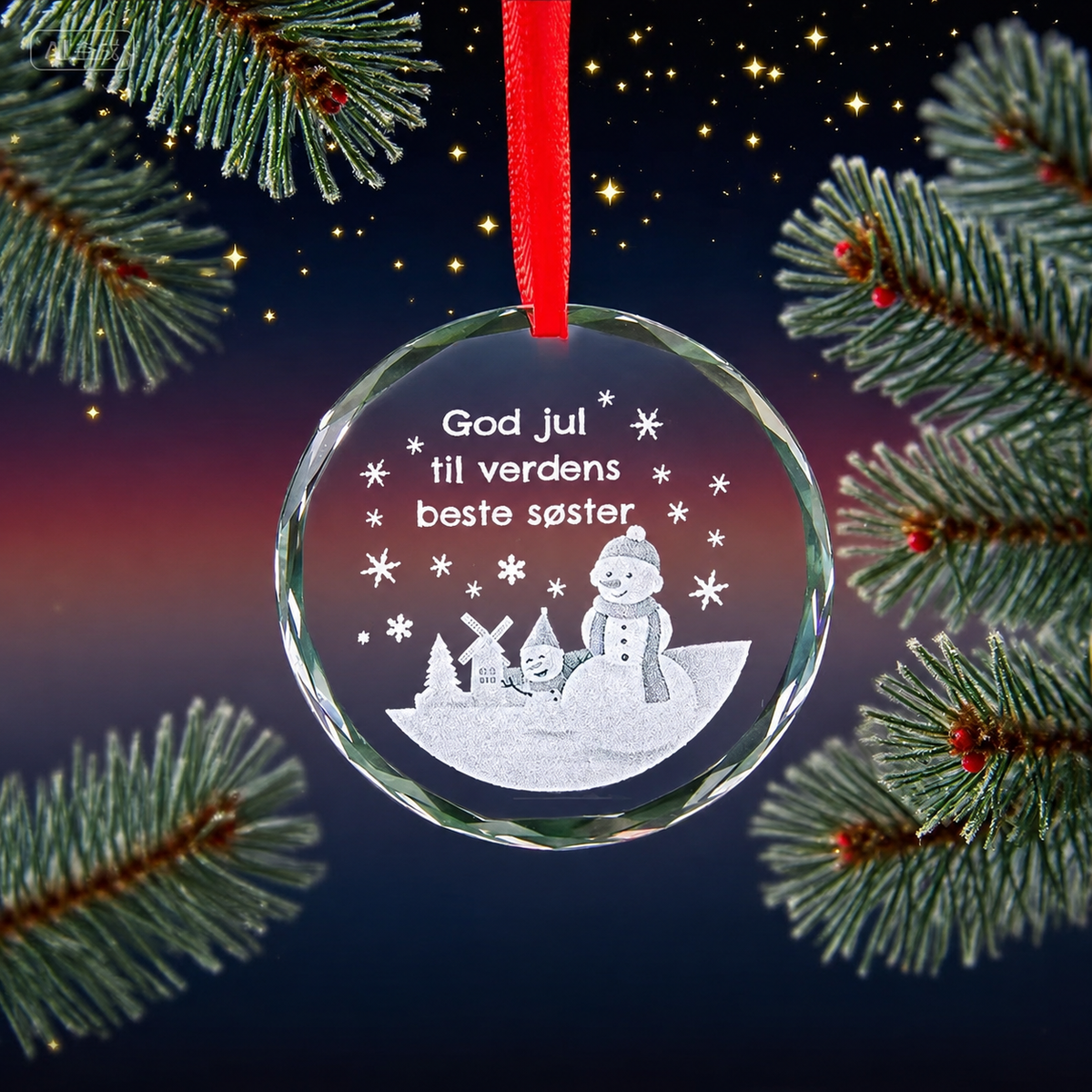 Rund krystall-juledekorasjon gravert med teksten "God jul til verdens beste søster" og snømannmotiv
